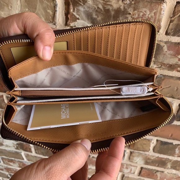 OFFERS?NEW Michael Kors Travel Continental Wallet - Picture 4 of 8